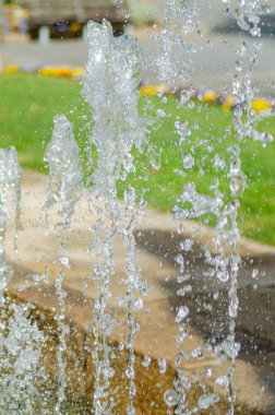 Sıçrayan su spreyinin soyut dokusundan fışkıran su deseninin yakın görüntüsü
