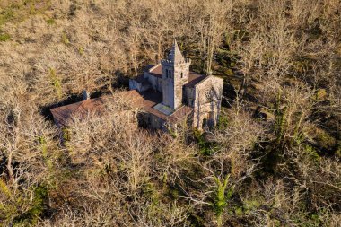 Noel Baba Cristina de Ribas de Sil 'in Ortaçağ Manastırı. Hava aracı görüntüsü. Ribeira Sacra. Galiçya. İspanya