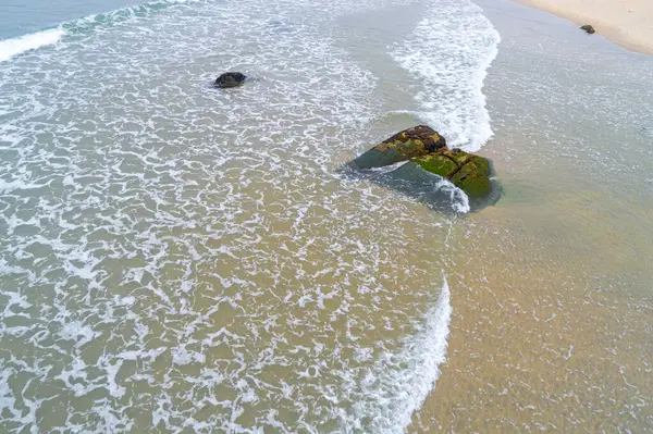 Dalgalı plaj taşlarının hava manzarası