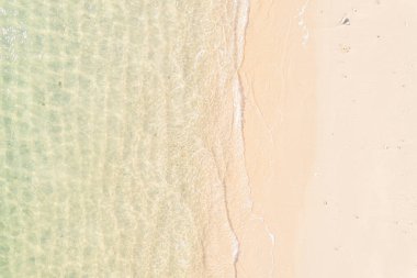 Zenital dron görüntüsünden paradisiacal turkuaz su plajı. Yaz konsepti arka planı