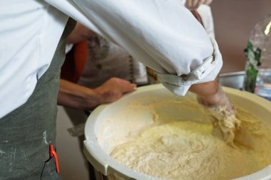 Ekmek hamuru hazırlamak için su ve un yoğuran bir adamın eli..