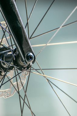 Bisiklet tekerleği tellerinin ve yansımalarının soyut dokusu
