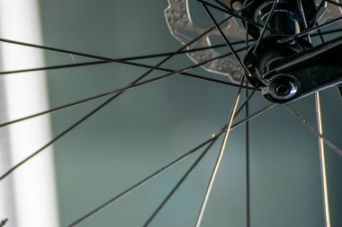 Bisiklet tekerleği merkezinin ve tellerin yakın görüntüsü