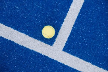 Saha çizgisinde tenis ya da raket tenis topunun yakın plan görüntüsü.