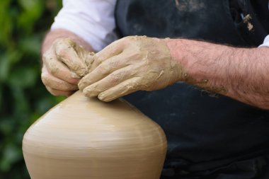 Galiçya, İspanya 'da düzenlenen festival sırasında geleneksel bir çömlekçinin elleri bir parça kalıba döküyor..
