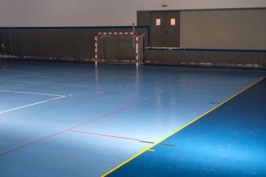 Futsal ya da hentbol için amaç futbol ya da hentbol sahasının spor merkezi kapısında