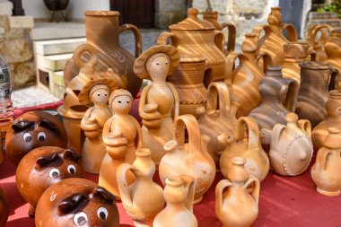 Bir marketteki terracotta gemilerinin manzarasını kapatın. Geleneksel seramik su sürahileri ve kaplar.