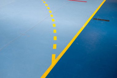 Çoklu spor pavyonunda saha çizgileri oynuyorum.