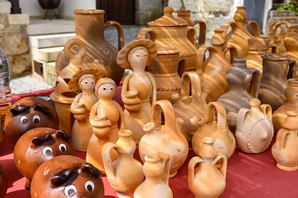 Bir marketteki terracotta gemilerinin manzarasını kapatın. Geleneksel seramik su sürahileri ve kaplar.