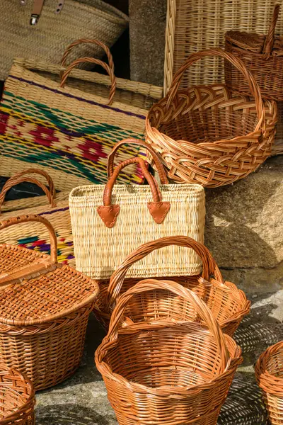 Geleneksel Galiçya tarzında hasır örülmüş farklı sepet türleri, geleneksel Galiçya sepetleri