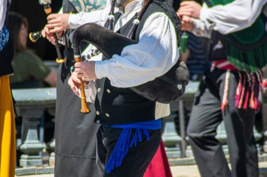 Geleneksel bir festivalde tipik Galiçya gaydalı müzik grubu.