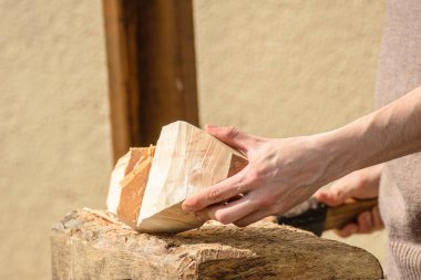 El aletleriyle ahşap oyma ustası.