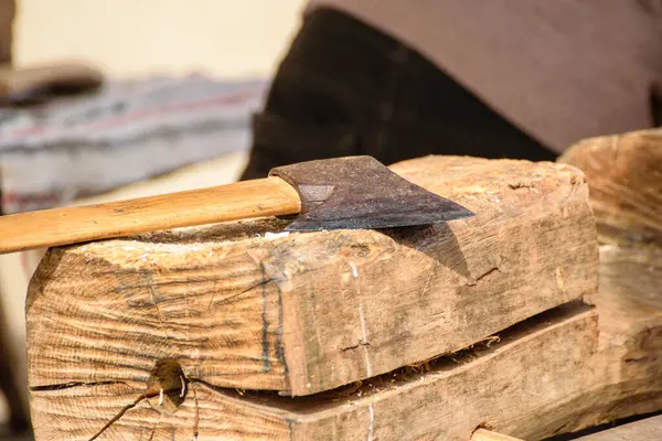 Bir marangozun çalışma masasında küçük bir balta, gelenek.