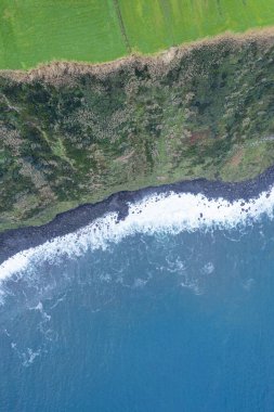 Sao Miguel adasının kuzey kıyısındaki bir uçurumun havadan zenital görüntüsü. Azores takımadaları