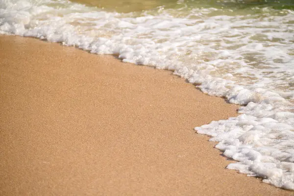 Kumlu sahil şeridi sakin okyanus dalgaları doğal arka plan, yaz konsepti