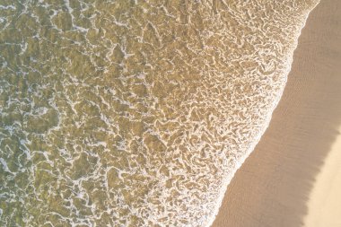 Minimalist doğa arkaplanı: ince kum dokusu ve çizgileri, tepeden tırnağa dron görünümü