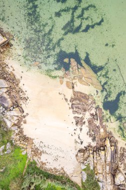 Panoramik plaj havası el değmemiş sahil şeridi ve sakin dalgalar. İnsansız hava aracı genel görünümü, yaz arkaplan kavramı