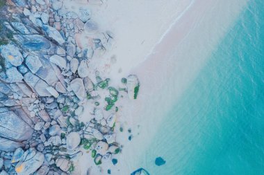 Sahildeki kumların soyut desenleri ve yukarıdan gelen dalgalar. Drone zenital görünümü, yaz arkaplan kavramı