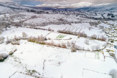 Galiçya, İspanya 'daki karlı tarlaların havadan görünüşü. Hava aracı görünümü