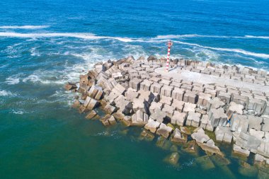 Açık bir günde hava aracının katı bir dalgakıran perspektifi