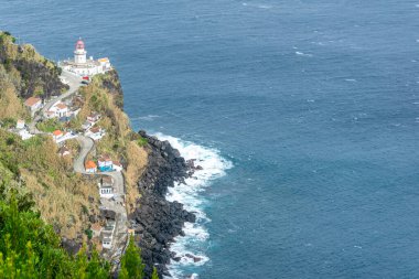 Deniz feneri Farol do Arnel, Sao Miguel 'in kuzeydoğu kıyısında Ponta do Arnel, Azores takımadası, Portekiz