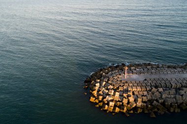 Deniz mühendisliği günbatımında dalgalara karşı dayanıklı dalgalar oluşturuyor.