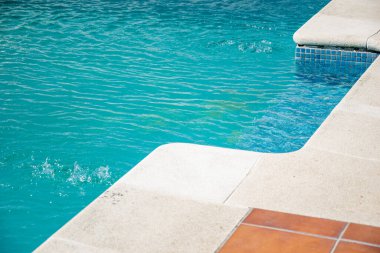 Yaz günü havuz kenarında canlı su ve teras güvertesi, yaz arkaplanı konsepti.