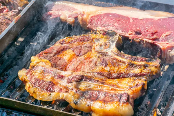 Mutfak deneyimi: ızgarada çiğ biftek ve pirzola yakın çekim