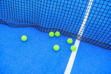 Mavi bir sahada, kalenin yanında altı tane yankesicinin üst görüntüsü.