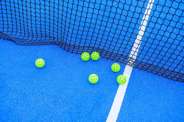 Mavi bir sahada, kalenin yanında altı tane yankesicinin üst görüntüsü.