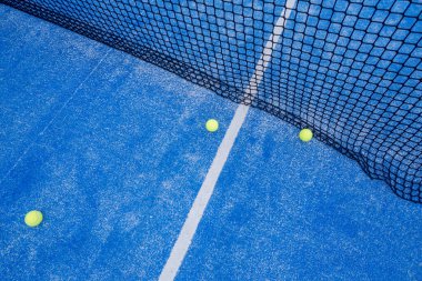 boş bir kürek mahkemesinin yüksek açılı görünümü gösterim satırları ve net