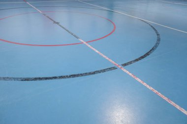 Modern spor salonu yüzey perspektifinde basketbol veya voleybol sahası zemininde soyut geometrik desenler