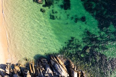 Rocky Sahili 'nin Sersemletici Uçağı Temiz Suyla Çekildi. Yukarıdan aşağıya insansız hava aracı görünümü