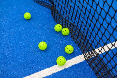 Mavi bir sahada, kalenin yanında altı tane yankesicinin üst görüntüsü.