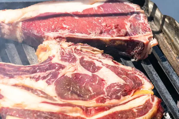 Tatlı Kırmızı Et Cızırdıyor ve Yaz Barbeküsünde Sigara İçiyor