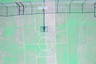 Halka açık bir spor sahasında geometrik desenler