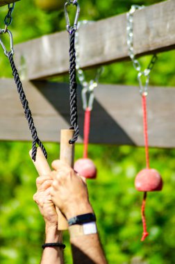 Atletin Elleri Engelli parkurunda Tahta bir Peg 'i Sıkıca Tutuyor.