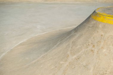 Sarı Çizgili Beton Kaykay Pisti 'nin Soyut Ayrıntıları.