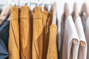 Elbise rafındaki tekstil desenleri ve dokular çağdaş giysilerle yenilenmiş.