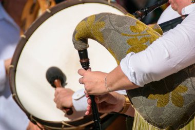Arka planda davul ile galiçya gaydası çalan eller, müzik yoluyla ifade edilen galiçya kültür mirası