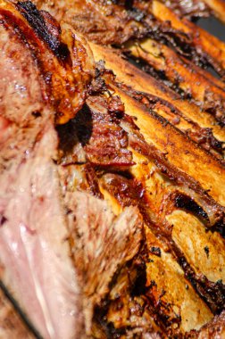 Altın kavrulmuş et yavaş pişmiş sığır eti omzu