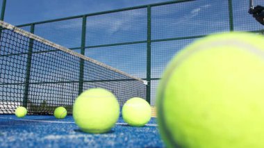 Toplar ağlara yakın mavi raket sahasında ve bir sekme