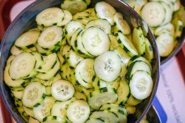 Sağlıklı yeşil salata için bir kase taze salatalık.