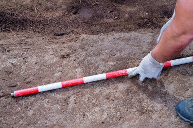 Bir Arkeolojik Fotoğrafta Ölçekleme için Bir Menzil Çubuğu Kullanımı.