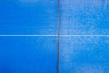 Padel Court 'un Net ve Balls' lu hava aracı görüntüsü. Mahkemede Yüksek Açılı Padel Malzemeleri Görünümü.