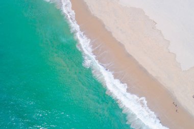 Cennet manzarası, cennet gibi plajlar ve ölçek için küçük insanlar, hava aracı manzarası.