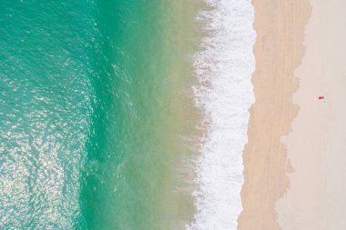 Yalnızlık ve rahatlama bir cennet kumsalında tek kırmızı nesne, hava aracı görüntüsü.