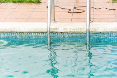 Temiz Su Yansımalı Yüzme Havuzu Merdiveni.