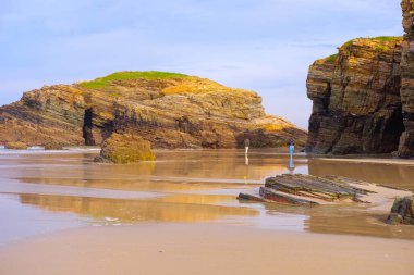praia das catedrais: Dalgaların çekildiği sahildeki görkemli kaya kemerleri ve mağaralar