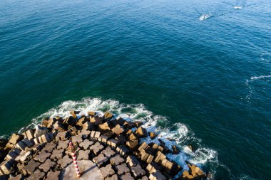 Rocky Breakwater ve Lighthouse 'ın Hava Aracı Görüntüsü, Gündoğumunda Bir Liman Girişinin İnsansız Hava Aracı Çekimi